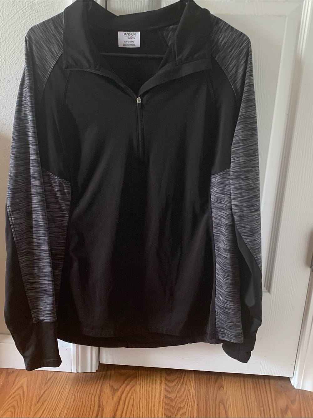 Danskin women’s size large long sleeve pullover